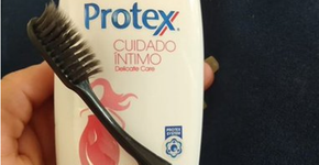 Mulher diz que usa escova de dentes para limpar vagina e choca web