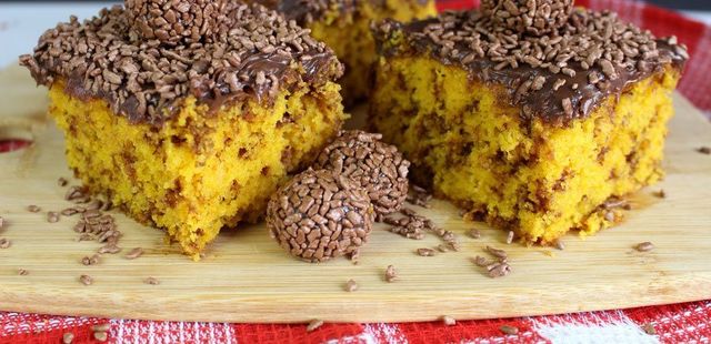 Bolo formigueiro de cenoura com calda de chocolate
