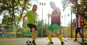 Copa do Mundo: futebol entre amigos pode aumentar risco de lesões em amadores