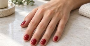 Quadradas ou arredondadas? O formato squoval combina laterais retas com cantos suaves e pode ser usado em unhas curtas