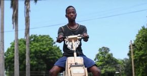 Jovem cria motocicleta de madeira com painel solar e Bluetooth