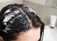 Featured side: Como acabar com a raiz oleosa sem ressecar as pontas com este detox caseiro