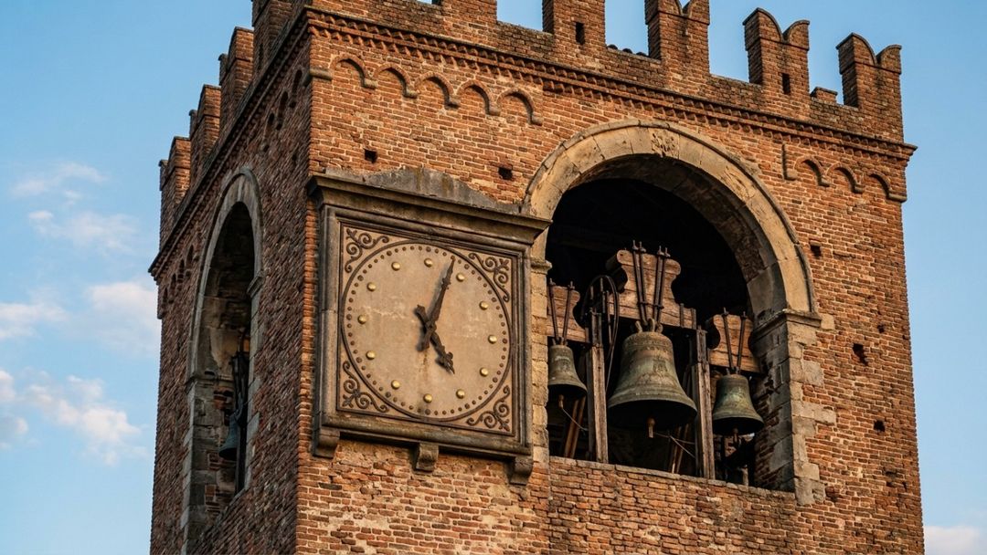 O campanário Belfort simboliza a vitória da liberdade municipal e o vigor da vida urbana medieval.