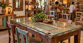 Empreendedora começa transformando portas, janelas e pallets descartados em móveis e 12 anos depois cria lojas coletivas onde artesãos dividem atendimento e vendem uns os produtos dos outros