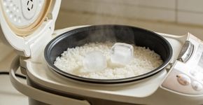 Gelo no arroz: o truque usado por chefs para deixá-lo soltinho e quente por mais tempo