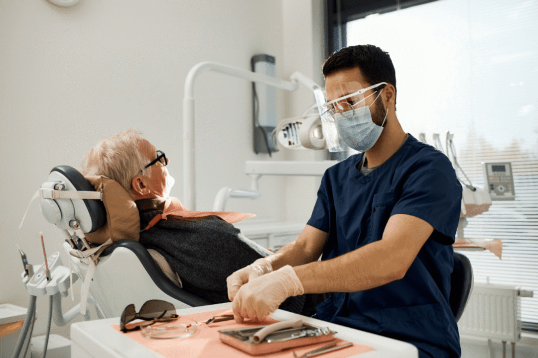 Coroas, próteses, implantes e outros tratamentos precisam de acompanhamento profissional (Imagem: SeventyFour | Shutterstock)