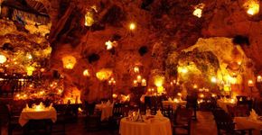 Restaurante em caverna permite jantar sob as estrelas no Quênia