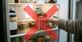 Guardar uma lata de milho aberta diretamente na geladeira parece uma maneira econômica de conservar o alimento, mas transferir o conteúdo para outro recipiente ajuda a preservar sua qualidade: autoridades britânicas recomendam utilizar embalagens apropriadas para armazenamento.