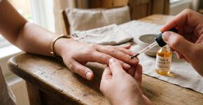 Como cuidar das cutículas em casa sem tirar demais e sem deixar as unhas com aparência maltratada