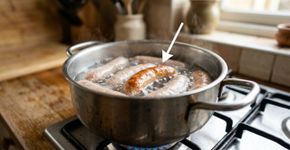 Por que um pouco de vinagre na água do cozimento impede que as linguiças estourem dentro da panela