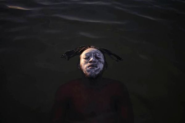 Jovem refugiado da República Democrática do Congo nada na Baía de Guanabara, no Rio de Janeiro. A foto do brasileiro Fabio Teixeira ficou em 2º lugar