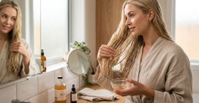 O vinagre de maçã é recomendado para cabelos muito secos, finos ou severamente danificados por descoloração; ele adiciona brilho e controla o frizz