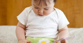 Bebê que convive com livros pode ter melhor desempenho escolar