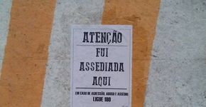 Alunas da PUC-SP espalham cartazes para denunciar assédio sexual