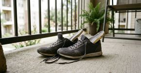 Guardar sapatos imediatamente depois de usá-los pode favorecer o acúmulo de umidade: o cuidado simples que ajuda a conservar os calçados por mais tempo