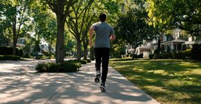 Sair para caminhar em vez de ir para academia ajuda muito, mas só funciona se a caminhada diária durar no mínimo 30 minutos seguidos, sem interrupções e a uma velocidade de cerca de 5 km/h