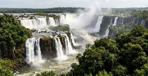 Cataratas que se estendem por quase 3 quilômetros e quedas verticais de até 80 metros: o parque paranaense de Mata Atlântica reconhecido como Patrimônio Natural da Humanidade desde 1986