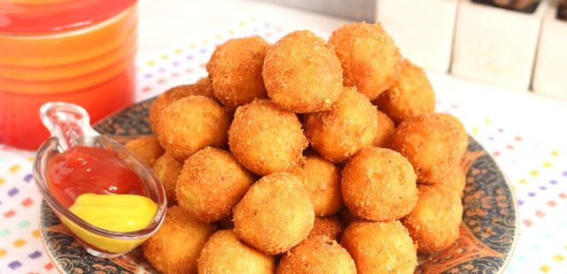 Bolinha de frango com queijo: sem massa, mas muito gostosa