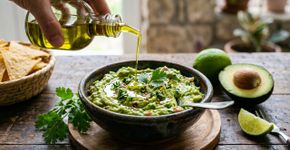 Os mexicanos afirmam: “Para deixar o guacamole mais cremoso e com sabor equilibrado, o segredo é adicionar um fio de azeite de oliva.”