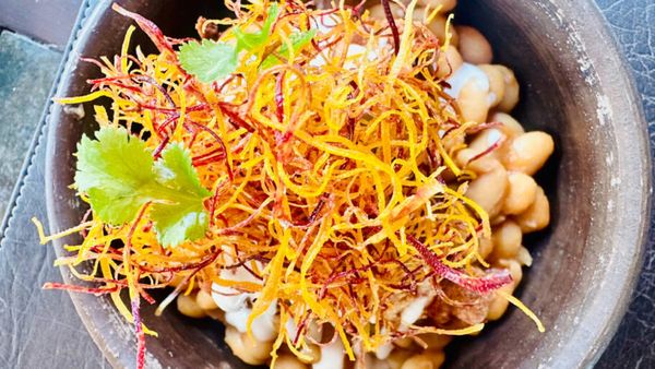 Vegano: Cama de feijões com verduras crisps