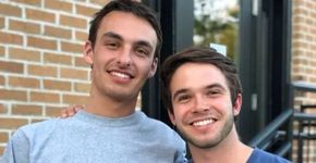 Motorista de App expulsa casal gay de carro após eles se beijarem