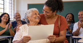 Aos 83 anos, aposentada volta a estudar depois de perder o marido, conclui ensino fundamental e decide que ainda quer chegar à faculdade
