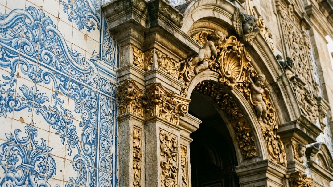 A união entre a geografia imponente e o patrimônio preservado transforma Salvador em um destino inesquecível.