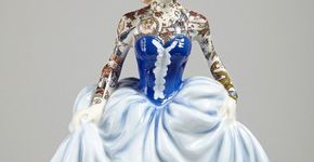 Artista cria delicadas bonecas de porcelana tatuadas