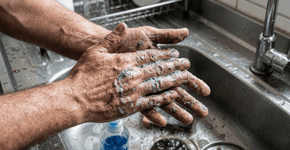 Misturar detergente com açúcar: por que é recomendado e quais os benefícios