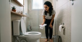 Colocar o papel higiênico no vaso sanitário ou no lixo: qual é a forma correta e por que recomendam fazer isso apenas de uma maneira