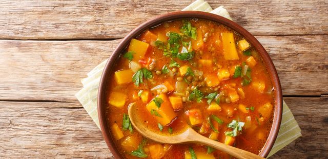 Caldo detox de cenoura e tomate: leve e nutritivo