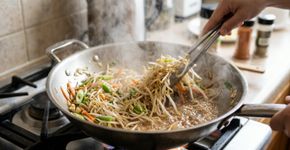 Adicionar brotos crus de alfafa ou feijão à salada parece uma maneira saudável de aumentar a variedade de vegetais, mas eles podem carregar bactérias como Salmonella e E. coli: no Canadá, autoridades recomendam cozinhar completamente os brotos, especialmente quando destinados a grupos vulneráveis