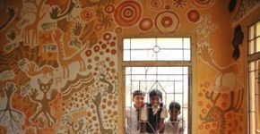 Na Índia, artista transforma paredes de escola usando lama e água
