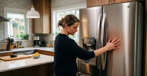 Por que algumas geladeiras esquentam nas laterais mesmo mantendo os alimentos frios?