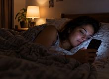 Featured side: Você passa a noite no celular para ter um tempo só seu e acorda exausta: como sair desse ciclo?