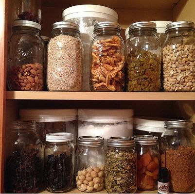 Transfira a comida de embalagens para frascos ou recipientes transparentes - Imagem: Instagram