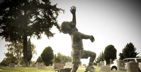 Pai em luto cria memorial tocante para seu filho em cemitério