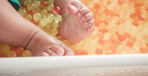Brincadeira sensorial: brinque com seu bebê de bolinhas de gel!