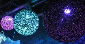 Decoração barata: aprenda a fazer uma luminária com barbante e bola de plástico