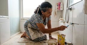 Este truque faz com que as juntas dos azulejos do banheiro brilhem: o método de limpeza mais fácil, sem necessidade de vinagre branco ou água sanitária