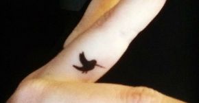 31 ideias de tatuagens criativas e minimalistas para o interior dos dedos