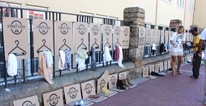 “Lojas de rua” criam novo sistema de doação de roupas