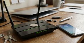 Aloje uma moeda em cima do roteador Wi-Fi: Para que serve e por que recomendam fazer isso