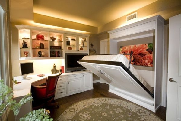 Um quarto com cama escondida