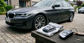 Cada vez mais motoristas estão embrulhando as chaves do carro em papel alumínio, e o motivo tem muito a ver com furtos silenciosos que podem ocorrer em questão de segundos sem que a entrada de carro seja invadida
