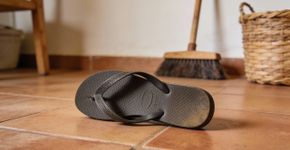 O que significa deixar o chinelo de cabeça para baixo?