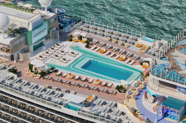 Piscina principal do navio Norwegian Aura