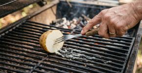 Passar uma batata cortada sobre a grelha aquecida: por que é recomendado antes de assar peixes em casa