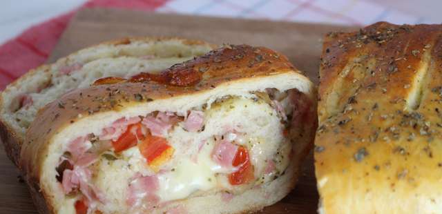 Pão pizza de forno: super recheado para o café da tarde