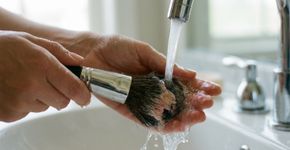 Seus pincéis de maquiagem parecem limpos? Dermatologistas recomendam lavá-los a cada 7 a 10 dias e explicam por que mergulhar o pincel inteiro pode danificar o acessório